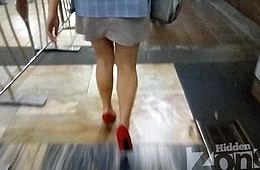 Женщина засветила на эскалаторе свои трусики