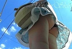 Толстозадая женщина засветила под платьем трусы