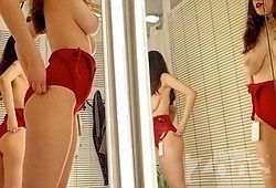 Брюнетка с большими сиськами и волосатой мандой переодевается в примерочной