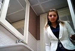 Красотка зашла в общественный туалет и показала писю