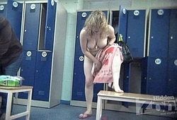 За женщинами ведется скрытая слежка в раздевалке бани