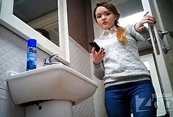 Красотка в туалете попалась на камеру
