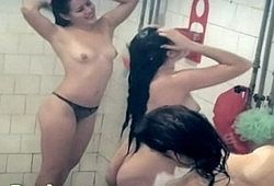 Подсматривают за русскими девушками в душе