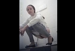 Засняли как девушки ссут в туалете