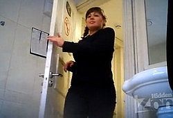 Брюнетка с аппетитной попой писает в сортире