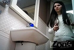 В женском туалете засняли на камеру молодую брюнетку