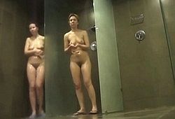 Подглядывают в душе за молодухами и зрелыми бабами