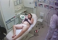 Девушка пришла к косметологу сделать депиляцию