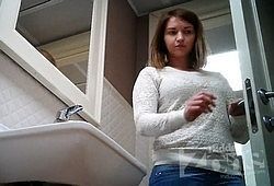 Поставили в туалете камеру и подсмотрели за красивой девушкой
