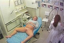 Зрелая женщина на приеме у косметолога засветила пилотку