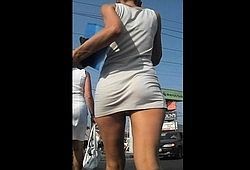 Подглядывает под юбки и снимает на камеру