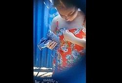 Девушка зашла в кабинку на пляже и показала перед камерой свои прелести