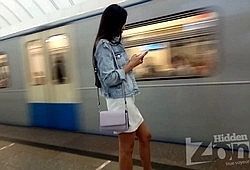 Девушка не замечает как ей заглядывают под юбку