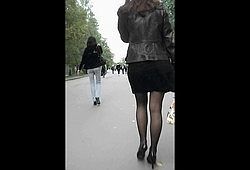 Девушка засветила что у нее под юбкой