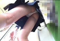 Азиатка засветила под юбкой свои трусы