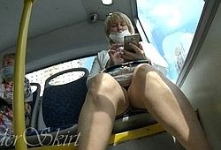 Женщина в возрасте нехотя показала свои трусы