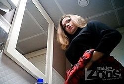 Девушка зашла в туалет и пописала не задирая юбку