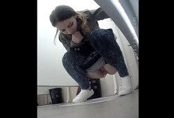 Девушки писают в студенческом туалете