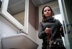 Девушка в туалете не заметила скрытую съемку