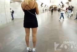 Белокурая красотка показала свои трусики