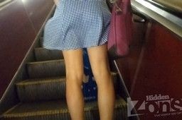 Молодая девушка светит свои трусики