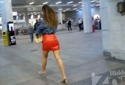 Девушка засветила под юбкой свои супер трусики