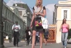 Парень с камерой заглянул под юбку женщине без трусиков