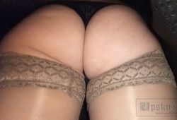Парень задирает девушке юбку и снимает на камеру