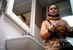 Подсмотрели в туалете за молодой зассанкой