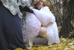 Подруги уединились пописать в парке