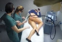 Камера засняла как девушке делают эпиляцию на интимном месте