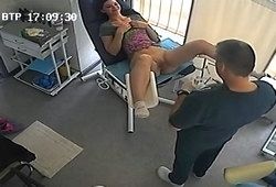 К гинекологу на прием пришла молодая брюнетка