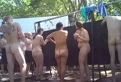Парни и девушки моются в общей душевой