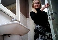 Блондинка спалила бритую киску в туалете