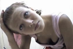 Девушка спалилась в душевой кабинке на пляже