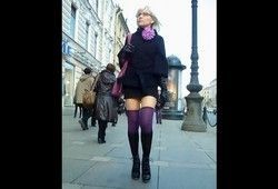 Узнал что под юбкой у красивой девушки