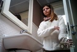 Молодая засветила бритую письку в женском туалете