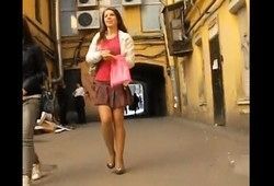 Парень заснял отличные кадры подглядывая девушкам под юбки