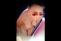 В пляжной раздевалке проследили за фигуристой брюнеткой