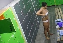 Женщина зашла в раздевалку не зная что ее снимает скрытая камера