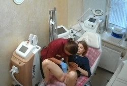 Девушку снимают на видео в салоне красоты