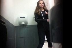 Девушка зашла в сортир и пописала перед камерой