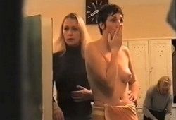 Девушки в раздевалке не замечают что за ними подсматривают