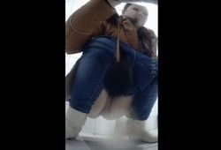 Девушки зайдя в туалет попали на спрятанную камеру