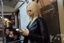 Заглядывает под юбку симпатичной девушке