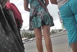 Парень заглядывает под платье молодой девушке
