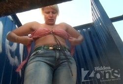 В пляжной кабинке подглядывают за взрослой блондинкой