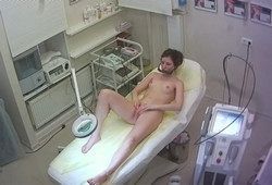 Девушку у косметолога засняли в голом виде