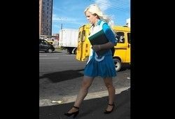 Девушки попадаются на скрытую камеру которая снимает у них под юбкой