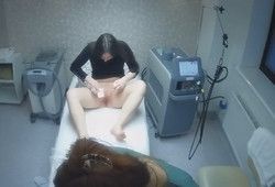 В салоне красоты камера снимает молодую девушку